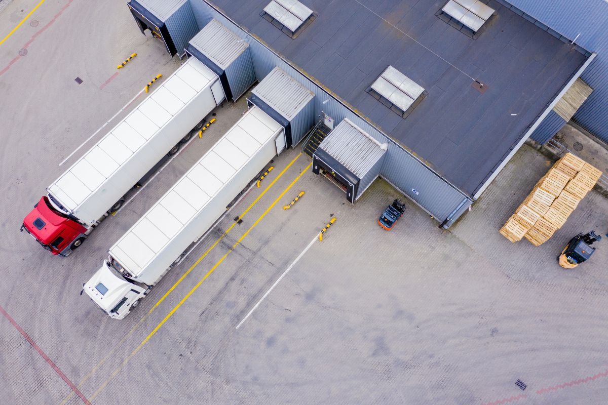 Choosing Between Cross-Docking and Transloading for Calgary Businesses