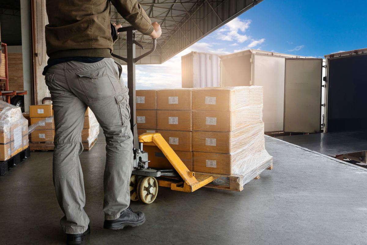 Container Stuffing and De-Stuffing Best Practices for Calgary’s Logistics Teams